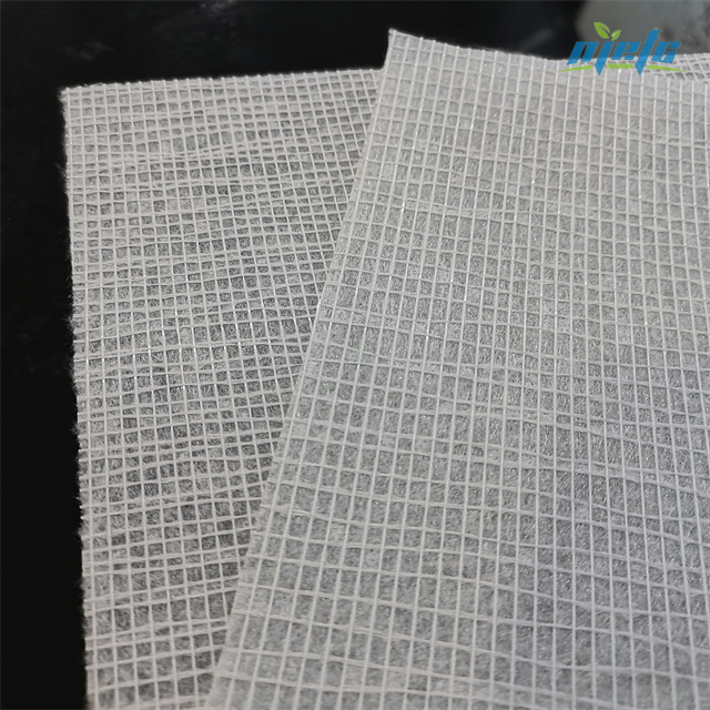 Su geçirmez bitümlü membran için yüksek mukavemetli Fiberglas Mesh Takviyeli Polyester Mat 